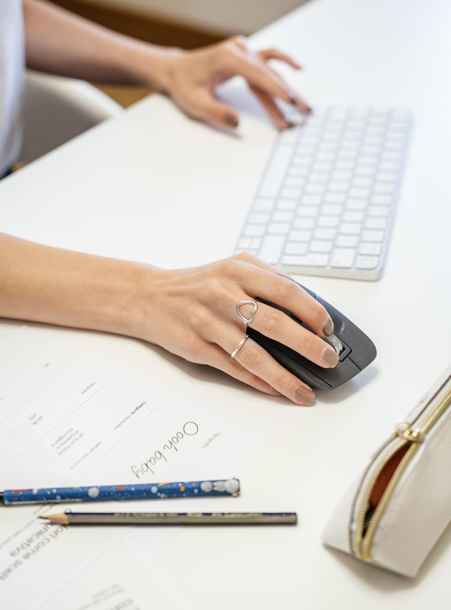 Graphic designer al lavoro su una brand identity con cliente