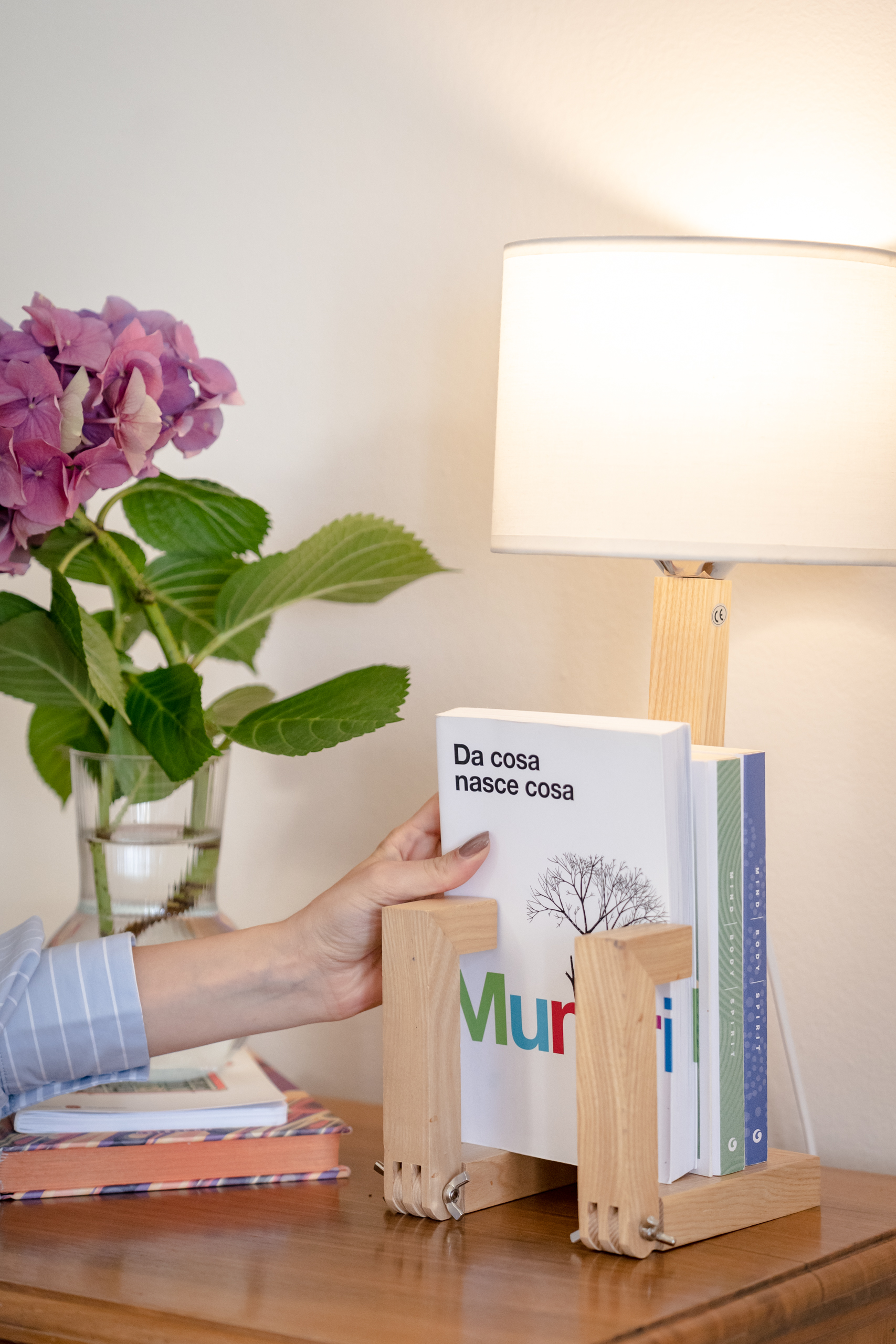 Graphic designer al lavoro su una brand identity con cliente